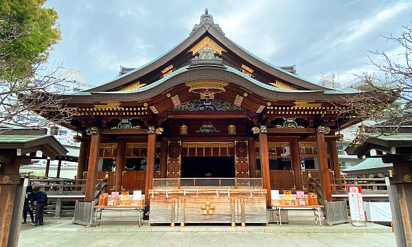 天満宮系神社の主要社である湯島天神ももちろん梅鉢系の神紋を掲げている