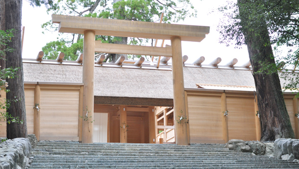 カシワの家紋を使用したのは、錚々たる権門の神道関係者だった。