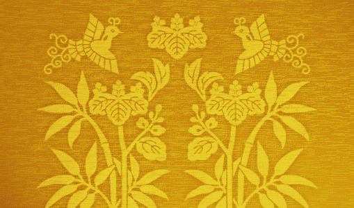 天皇の正装の袍である黄櫨染御袍に現在も用いられている桐竹鳳凰の文様。