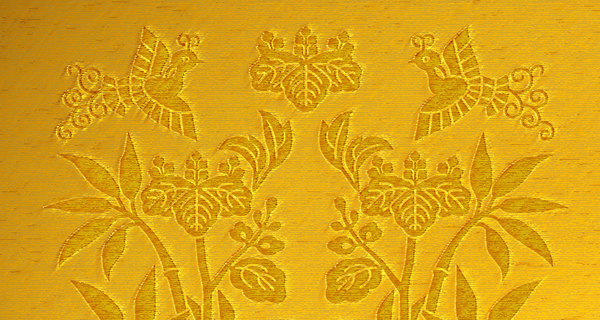 桐竹鳳凰文の一例。このうちキリの紋章を皇室の紋章とするが、当初のキリの紋章はご覧の通り「五三桐」となっている。