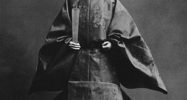 日本国天皇の専用の束帯装束。その装飾には桐竹鳳凰文が用いられる。