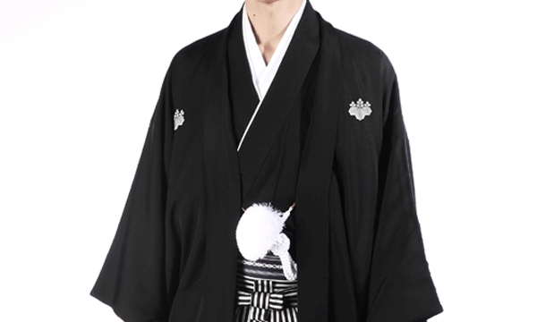 紋付羽織袴の衣装。胸には定番の「五三桐」の紋がついている。