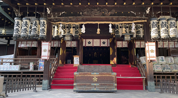 天満・天神系神社の主要な社である大阪天満宮。神紋はもちろん「梅鉢」紋である