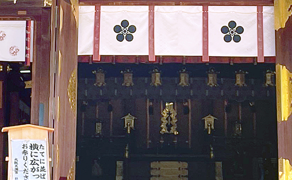 大阪天満宮の神紋は公式には梅鉢紋のようだが、見た目は加賀梅鉢（幼剣梅鉢）に見える